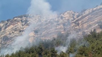 بالفيديو: حريق جبل أيطو مستمر بالفيديو: حريق جبل أيطو مستمر