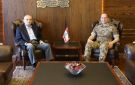 وزير الدفاع استقبل قائد الجيش وبحثا بالواقع الأمني والاعتداءات الإسرائيلية جنوبا - lb