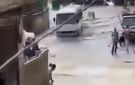 بالفيديو: السيول تجرف طفلا