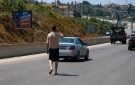 جنوبا: رجل يسير في وسط الأوتستراد ويتسبب بإرباك كبير!