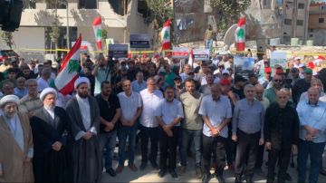أهالي البلدات المحتلة والمتضررة أمام سراي النبطية: لعودة النازحين وإعادة الإعمار ودفع بدلات الإيواء أهالي البلدات المحتلة والمتضررة أمام سراي النبطية: لعودة النازحين وإعادة الإعمار ودفع بدلات الإيواء