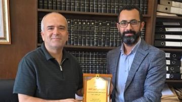 محيي الدين طرحة يكرم الدكتور مروان القطب تقديرا لمسيرته الأكاديمية والقانونية محيي الدين طرحة يكرم الدكتور مروان القطب تقديرا لمسيرته الأكاديمية والقانونية