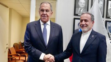 لافروف وعراقجي يؤكدان أهمية الحل الدبلوماسي لإنهاء التوترات في المنطقة لافروف وعراقجي يؤكدان أهمية الحل الدبلوماسي لإنهاء التوترات في المنطقة