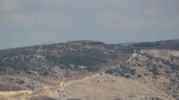 الجرافات الإسرائيلية تواصل أعمال الحفر في محيط تلة علي الطاهر الجرافات الإسرائيلية تواصل أعمال الحفر في محيط تلة علي الطاهر