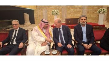 وزير الإعلام والسفير السعودي وشخصيات عزوا برحيل دوري شمعون في كاتدرائية مار جرجس - بيروت وزير الإعلام والسفير السعودي وشخصيات عزوا برحيل دوري شمعون في كاتدرائية مار جرجس - بيروت