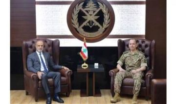قائد الجيش عرض ورسامني أعمال إعادة تأهيل مطار القليعات واستقبل السفير المصري مودعا قائد الجيش عرض ورسامني أعمال إعادة تأهيل مطار القليعات واستقبل السفير المصري مودعا