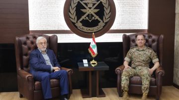 قائد الجيش تابع تطورات البلاد قائد الجيش تابع تطورات البلاد