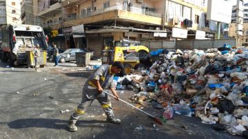 بدء رفع النفايات من شوارع صيدا بدء رفع النفايات من شوارع صيدا