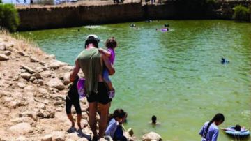 مياه المزارعين للسباحة... ومحاصيلهم تواجه العطش مياه المزارعين للسباحة... ومحاصيلهم تواجه العطش