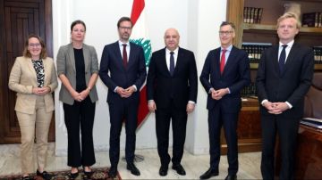الرئيس عون استقبل وزير التجارة الخارجية الهولندي: نرجب بأي دولة صديقة ترغب في استكمال ما تقوم به اليونيفيل إذا تعذر التمديد لها الرئيس عون استقبل وزير التجارة الخارجية الهولندي: نرجب بأي دولة صديقة ترغب في استكمال ما تقوم به اليونيفيل إذا تعذر التمديد لها