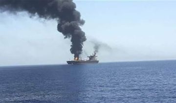 مقذوفات مجهولة تصيب ناقلة في مضيق هرمز ولا إصابات مقذوفات مجهولة تصيب ناقلة في مضيق هرمز ولا إصابات