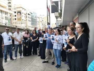 موظفو وزارة العمل نظموا وقفة تكريمية لروح زميلتهم هبة صباح التي استشهدت في الغارة الإسرائيلية على كفررمان أمس موظفو وزارة العمل نظموا وقفة تكريمية لروح زميلتهم هبة صباح التي استشهدت في الغارة الإسرائيلية على كفررمان أمس