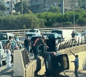 جريح اثر انقلاب سيارة على جسر الاولي - شمال صيدا جريح اثر انقلاب سيارة على جسر الاولي - شمال صيدا