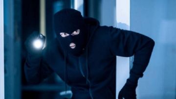 بالصورة: سرق أموالا وكلاشنكوف من شركات بالصورة: سرق أموالا وكلاشنكوف من شركات