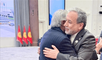 عناق حار بين عراقجي ونظيره الباكستاني (صور) عناق حار بين عراقجي ونظيره الباكستاني (صور)