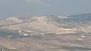 طريق الخردلي مقطوعة بالكامل نتيجة التفجير في علي الطاهر طريق الخردلي مقطوعة بالكامل نتيجة التفجير في علي الطاهر