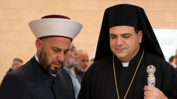 المطران إبراهيم عزى المفتي الغزاوي بوالده المطران إبراهيم عزى المفتي الغزاوي بوالده