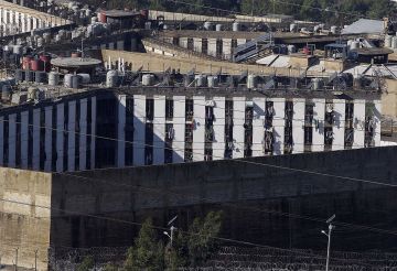 لبنان.. سجناء يخيطون أفواههم احتجاجا على الطعن بقانون العفو العام