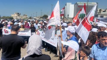 الاساتذة المتعاقدون مع الجامعة اللبنانية من أمام قصر بعبدا: نطالب بإقرار التفرغ كاملا الاساتذة المتعاقدون مع الجامعة اللبنانية من أمام قصر بعبدا: نطالب بإقرار التفرغ كاملا