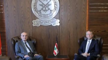 ماذا دار في اللقاء بين منسى والسفير الفرنسي؟ ماذا دار في اللقاء بين منسى والسفير الفرنسي؟