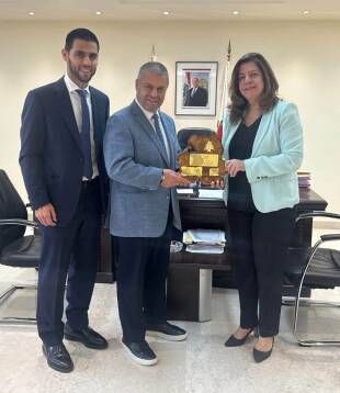 الوزيرة بايراقداريان تكرم شركة  أبي رميا أخوان 