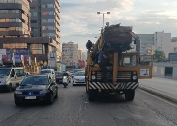تعطل شاحنة على بولفار سن الفيل باتجاه الصالومي والعمل جار على المعالجة تعطل شاحنة على بولفار سن الفيل باتجاه الصالومي والعمل جار على المعالجة