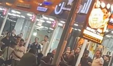 في طرابلس.. إشكال وتضارب بالأيدي أمام مطعم (فيديو) في طرابلس.. إشكال وتضارب بالأيدي أمام مطعم (فيديو)
