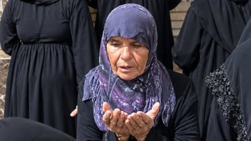 قتلها اللي كانت عم تربيه وبوصيتها لقوا انها تركت كل اموالها للايتام وللوقف قتلها اللي كانت عم تربيه وبوصيتها لقوا انها تركت كل اموالها للايتام وللوقف