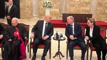 بالصور: الرئيس عون في كاتدرائية مار جرجس معزيا كميل شمعون بوفاة والده بالصور: الرئيس عون في كاتدرائية مار جرجس معزيا كميل شمعون بوفاة والده