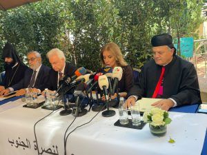 فيرا يمين ممثلة سليمان فرنجيه في المؤتمر المسيحي لنصرة الجنوب فيرا يمين ممثلة سليمان فرنجيه في المؤتمر المسيحي لنصرة الجنوب
