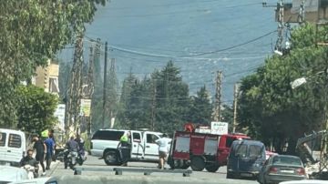 نجاة مسعفين أثناء تفقدهم مبنى تعرض لغارة نجاة مسعفين أثناء تفقدهم مبنى تعرض لغارة