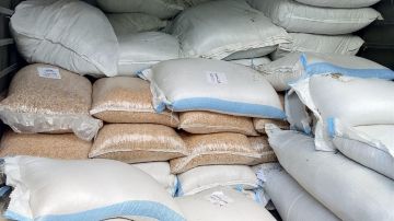 بالفيديو: ضبط مواد غذائية وسكاكر ومشروبات مهربة بالفيديو: ضبط مواد غذائية وسكاكر ومشروبات مهربة
