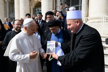 جنبلاط يهدي مذكراته إلى البابا لاوون الرابع عشر جنبلاط يهدي مذكراته إلى البابا لاوون الرابع عشر