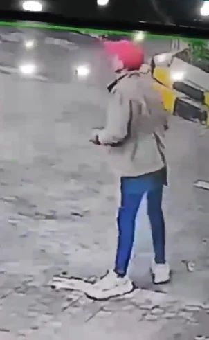 راقب المكان ثم تحرك مرسيدس تختفي في طرابلس والكاميرات توثق العملية راقب المكان ثم تحرك مرسيدس تختفي في طرابلس والكاميرات توثق العملية
