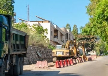 فريد البستاني يتابع أعمال التزفيت والصيانة على طريق كفرحيم دير القمر فريد البستاني يتابع أعمال التزفيت والصيانة على طريق كفرحيم دير القمر