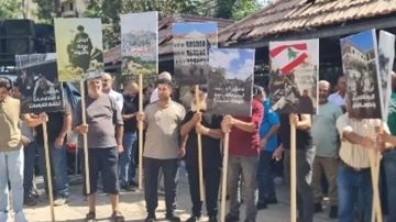 وقفة لأبناء البلدات الجنوبية الحدودية أمام مقر الإسكوا في بيروت وقفة لأبناء البلدات الجنوبية الحدودية أمام مقر الإسكوا في بيروت
