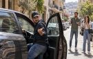 في لبنان ...لص يسرق سيارة في وضح النهار ويخاطب اصحابها ليش عم تطلعو فيي 