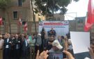بدء الوقفة الاحتجاجية أمام مقر المجلس الشيعي استنكارا لاستمرار منع الرحلات الجوية بين إيران ولبنان