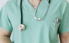 بالفيديو: يمارس الطب بصورة غير شرعية ويبيع أدوية مهربة!