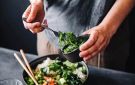 قبل أن تبدأ التمرين.. هذا ما يجب معرفته عن توقيت الطعام