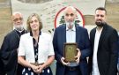 جعجع يتسلم درعا تكريميا من أهالي دير ميماس: تمسك القرى الحدودية بأرضها فعل صمود