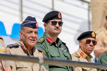 دلالات ظهور رئيس حكومة شرق ليبيا السابق بالزي العسكري