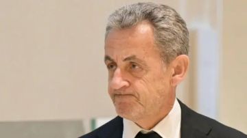 لماذا أفرج عن ساركوزي، وهل يعيده شبح القذافي إلى السجن؟ لماذا أفرج عن ساركوزي، وهل يعيده شبح القذافي إلى السجن؟