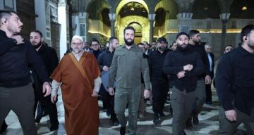 الشرع يكشف عن هدية السعودية للمسجد الأموي بمناسبة عيد التحرير (صور) الشرع يكشف عن هدية السعودية للمسجد الأموي بمناسبة عيد التحرير (صور)