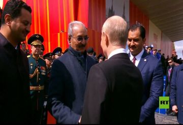 بوتين وحفتر يتبادلان الحديث في الساحة الحمراء بعد العرض العسكري بمناسبة عيد النصر بوتين وحفتر يتبادلان الحديث في الساحة الحمراء بعد العرض العسكري بمناسبة عيد النصر