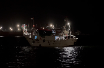 سفينة عمر المختار الليبية تبحر رسميا نحو غزة وعلى متنها سياسيون ونشطاء دوليون (فيديو)