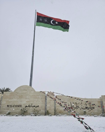 ثلوج نادرة تغطي شوارع طرابلس وتحول العاصمة الليبية إلى لوحة شتوية