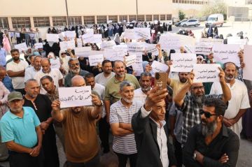 أولويات ليبيا تختل أمام مطالب المواطنين والمقاتلين أولويات ليبيا تختل أمام مطالب المواطنين والمقاتلين