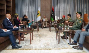 ليبيا.. حفتر ووفد أممي يبحثان خارطة طريق الانتخابات (صور)