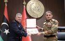 رئيس الأركان الليبي يبحث مع قائد الأسطول الفرنسي بالمتوسط التنسيق بين المؤسستين العسكريتين (صور)